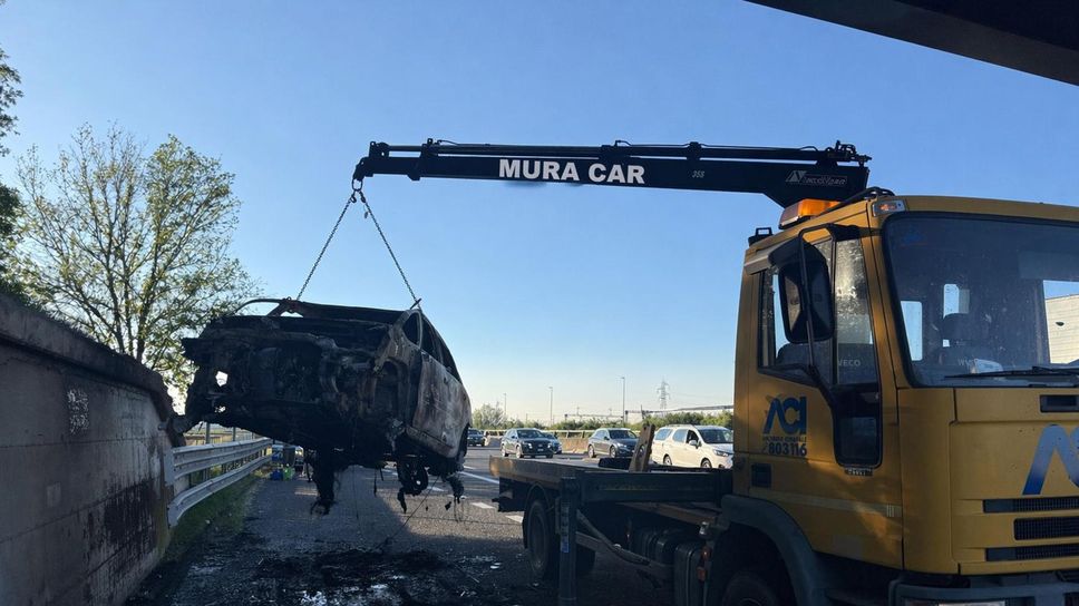 Vettura va a fuoco in A1, automobilista di Santo Stefano e la moglie riescono a mettersi in salvo