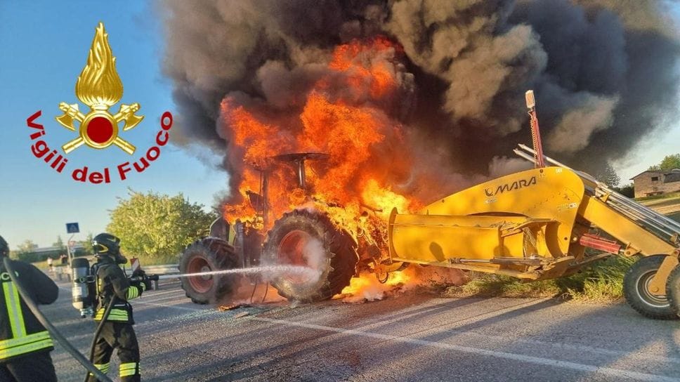 Trattore in fiamme, scatta l’allarme sulla provinciale 23 Lodi-Borghetto