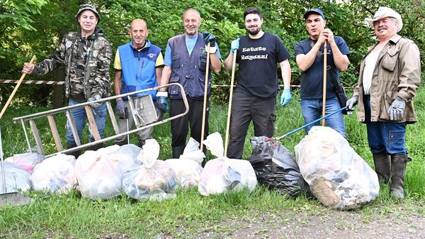 I Pescatori dilettanti ripuliscono le rive, fra i rifiuti raccolti c’è anche una lavatrice