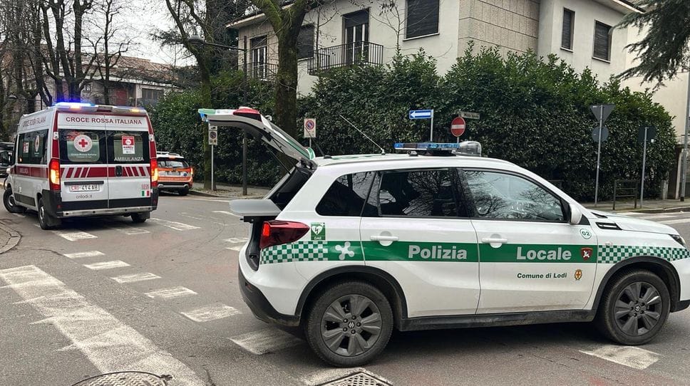 Lodi, paura per un 18enne travolto in moto all’uscita da scuola in via Salvo D’Acquisto