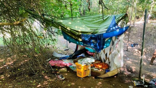 Sul poliziotto che sparò a Rogoredo gravano quaranta ipotesi di reato