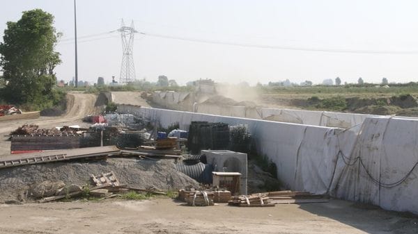 Si muovono camion e gru, ripartono i lavori per la tangenziale