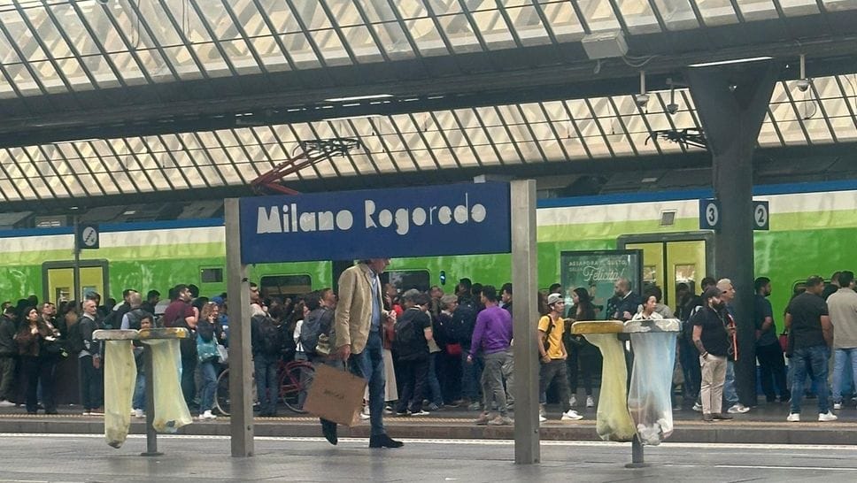 I pendolari fermi a Rogoredo per il ritardo dei treni: un incubo tornare a casa questa sera