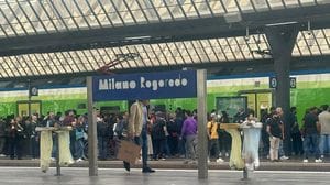 I pendolari fermi a Rogoredo per il ritardo dei treni: un incubo tornare a casa questa sera