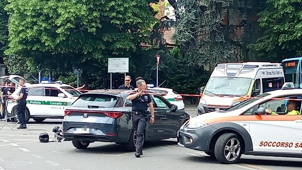 Un altro giovane in moto investito da un’auto