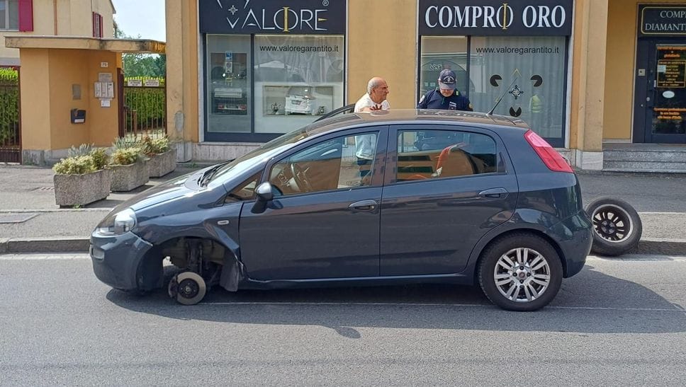 Auto perde una ruota in via Milano a Paullo, sfiorato un gruppo di ciclisti