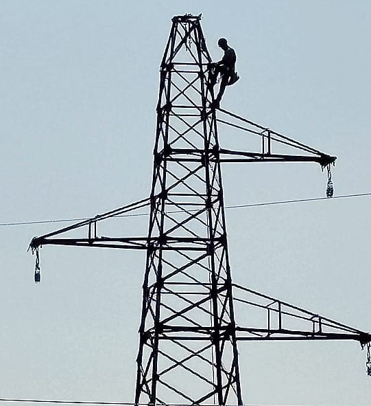 Corde e imbracature, a Lodi lavori in quota per smantellare i tralicci