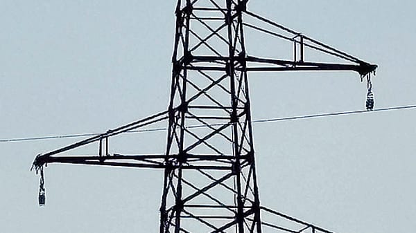 Corde e imbracature, a Lodi lavori in quota per smantellare i tralicci