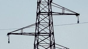 Corde e imbracature, a Lodi lavori in quota per smantellare i tralicci