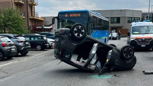 Schianto tra auto in  via Visconti a Lodi, la Panda di un 19enne finisce ruote all’aria