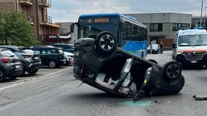 Schianto tra auto in  via Visconti a Lodi, la Panda di un 19enne finisce ruote all’aria