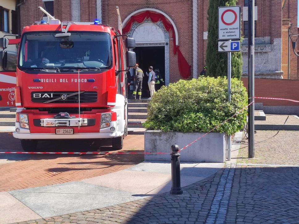 Fiamme all’interno del santuario di Ossago, intervengono i vigili del fuoco