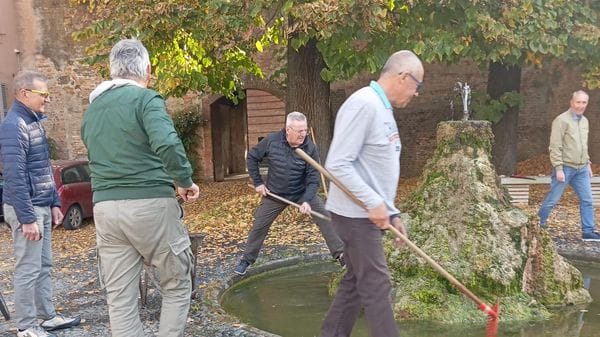 Gli ex “ragazzi” del Carmine si prendono cura di Lodi, ripulita la fontana davanti alle Grazie
