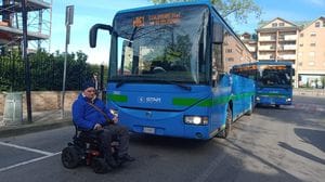 Melegnano: Star Mobility gli manda un bus con la pedana rotta, disabile blocca la corsa per protesta