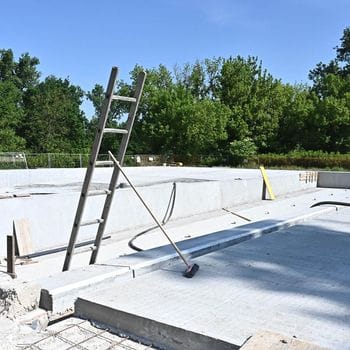 I lavori al Belgiardino procedono secondo i piani, il Broletto assicura che a giugno la piscina sarà aperta