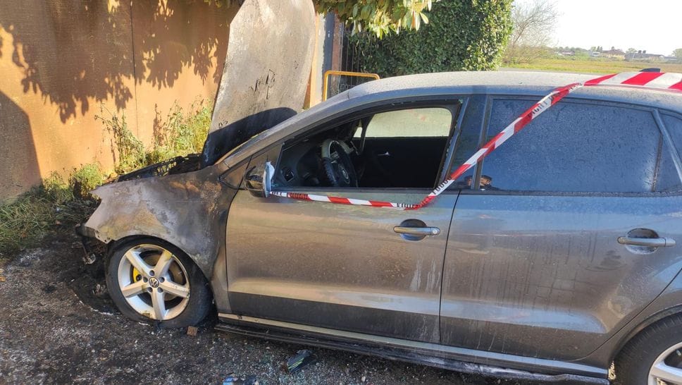 Auto a fuoco nel parcheggio dell’Impero, discoteca evacuata nella notte