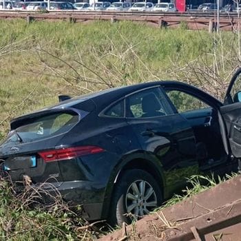 Lodi, in fuga dopo lo schianto in tangenziale con una Jaguar