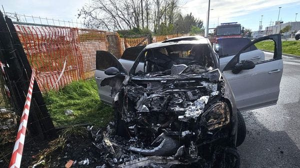 Sesto Ulteriano, Porsche in fiamme a due passi dalla centralina elettrica