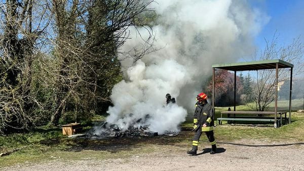 Un rimorchio abbandonato divorato dalle fiamme in zona laghi a Lodi, si indaga sulle cause