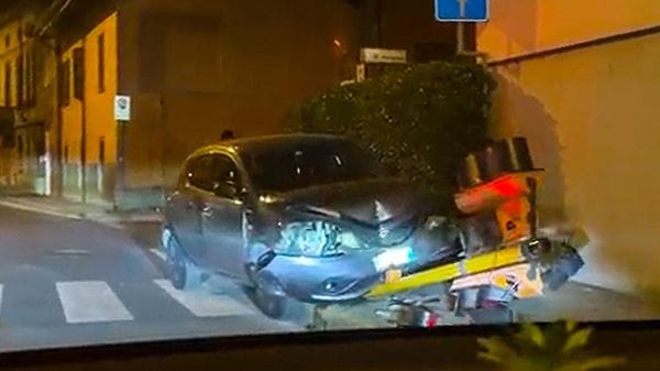 Auto abbatte il semaforo di via Defendente, coinvolti tre giovanissimi