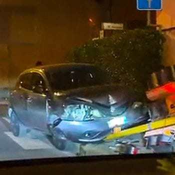 Auto abbatte il semaforo di via Defendente, coinvolti tre giovanissimi