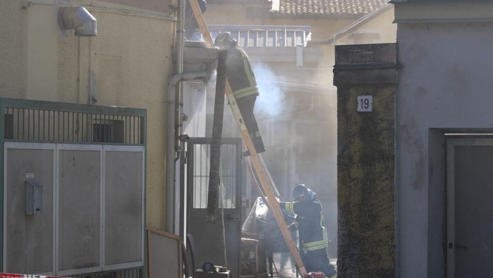  Allarme incendio a Codogno, vigili del fuoco in azione alla storica pizzeria Nordest