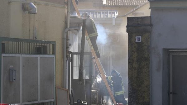  Allarme incendio a Codogno, vigili del fuoco in azione alla storica pizzeria Nordest