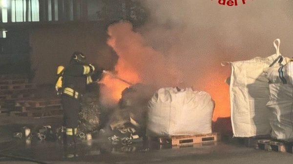 Bruciano sacchi di materiale plastico, è stata esclusa la matrice dolosa