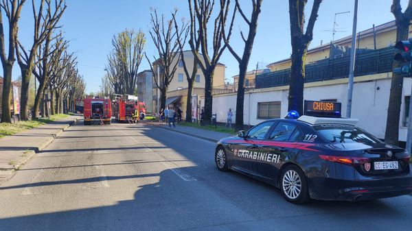 Fumo dal comignolo del forno, momenti di paura nel locale