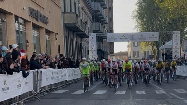 Melegnano, la partenza del Gran Premio del Perdono di ciclismo apre l’ultimo giorno di Fiera VIDEO 