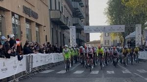 Melegnano, la partenza del Gran Premio del Perdono di ciclismo apre l’ultimo giorno di Fiera VIDEO 