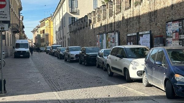 «Sosta selvaggia in via Cavour, l’anarchia regna sovrana»