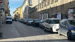 «Sosta selvaggia in via Cavour, l’anarchia regna sovrana»