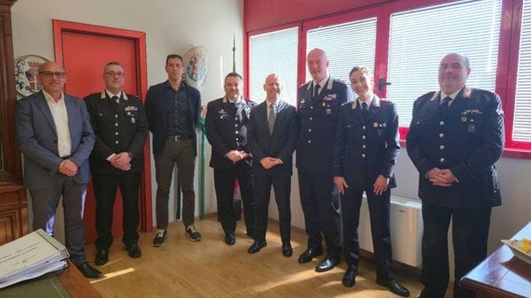 Il nuovo questore di Lodi Antonio Giuseppe Salvago accolto nella caserma dei carabinieri dal colonnello Alberto Cicognani