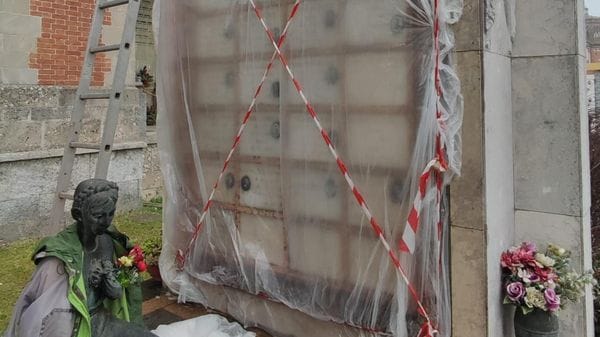 Le lapidi durante la manutenzione