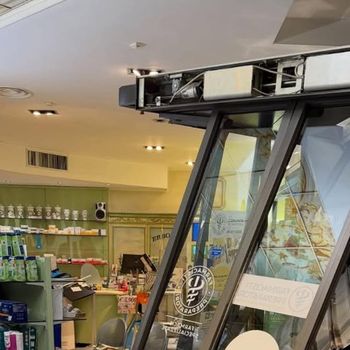  PANTIGLIATE  In stato di alterazione sfonda l’ingresso della farmacia Rinaldi con la macchina 