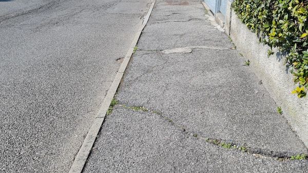 Buche e fenditure, i marciapiedi di Zelo sono una trappola