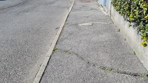 Buche e fenditure, i marciapiedi di Zelo sono una trappola