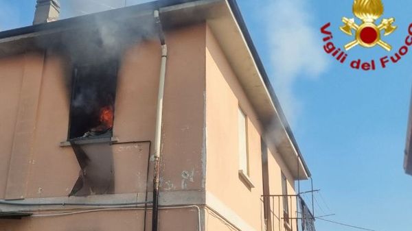 Casa in fiamme in via delle Rose