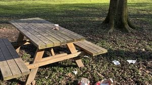 Rifiuti e degrado anche a Pasquetta, a Lodi Isola Carolina in balìa di gruppi di giovani