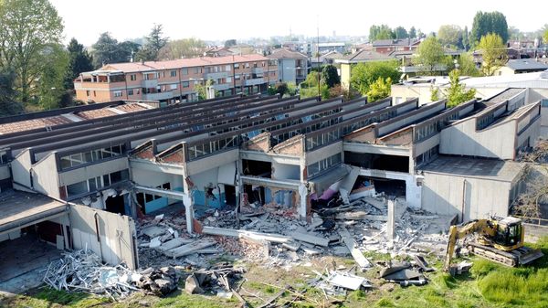 Ruspe in azione all’Einaudi per i lavori di demolizione