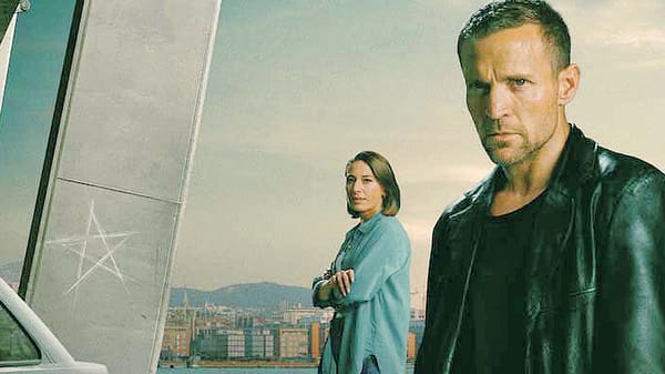 Siamo serial, Detective Hole