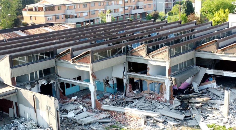 A Lodi si demolisce la storica sede della scuola superiore Einaudi
