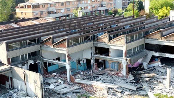 A Lodi si demolisce la storica sede della scuola superiore Einaudi