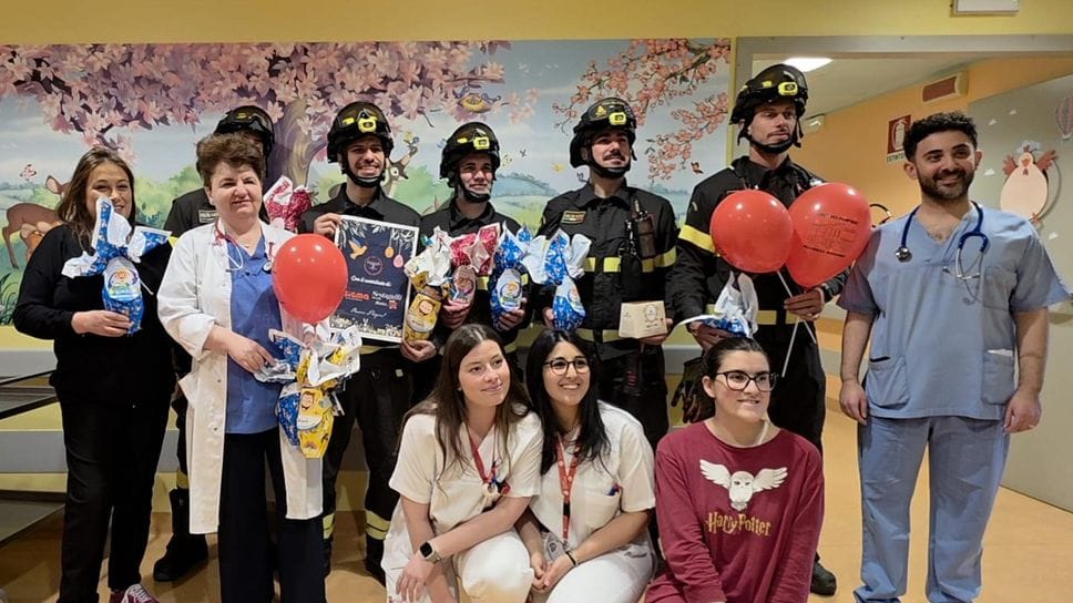 Al Policlinico di San Donato gli auguri dei vigili del fuoco di Peschiera
