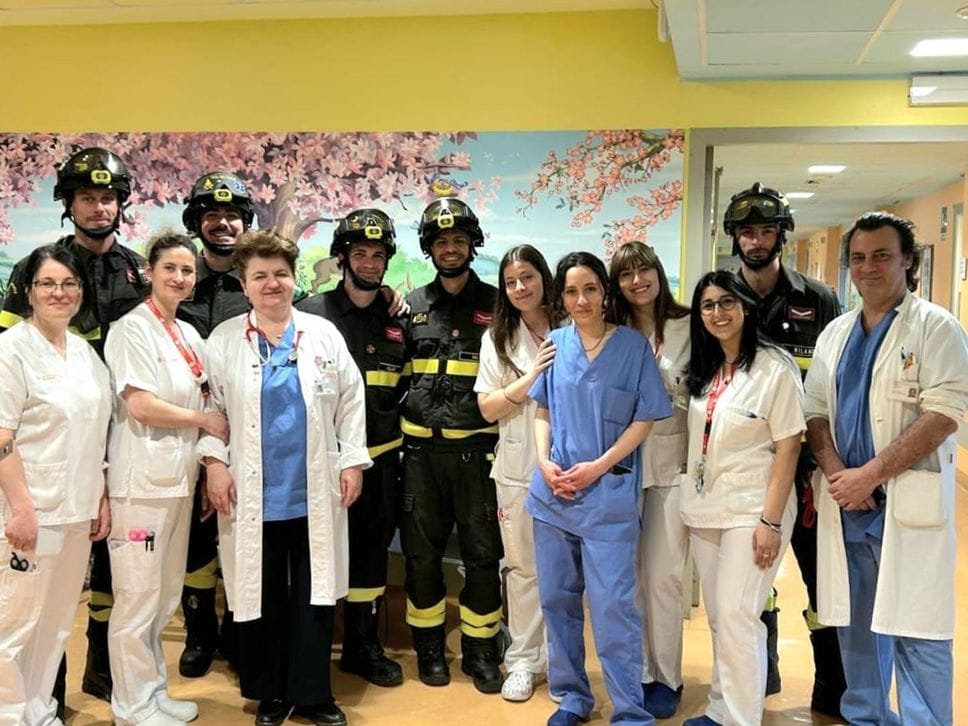 Al Policlinico di San Donato gli auguri dei vigili del fuoco di Peschiera