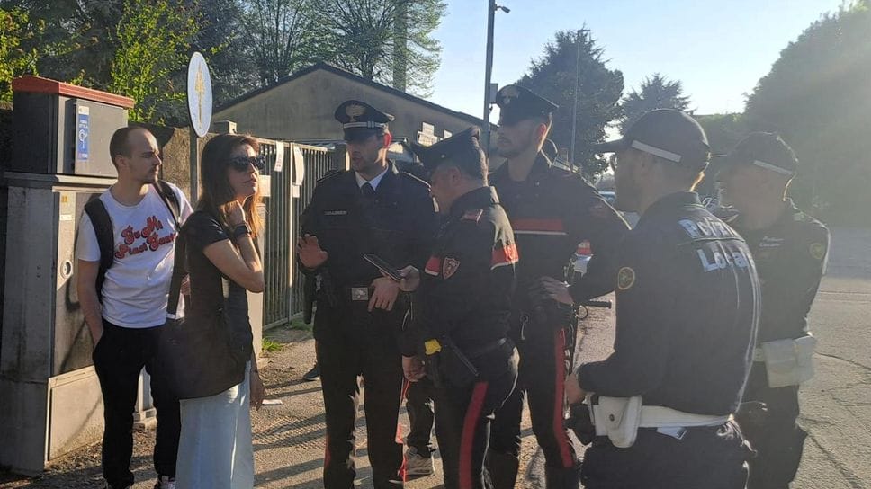 Sant’Angelo: troupe di Mediaset accerchiata al quartiere Pilota