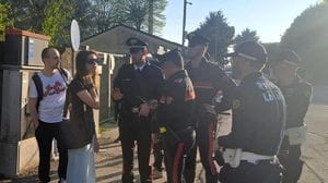 Sant’Angelo: troupe di Mediaset accerchiata al quartiere Pilota