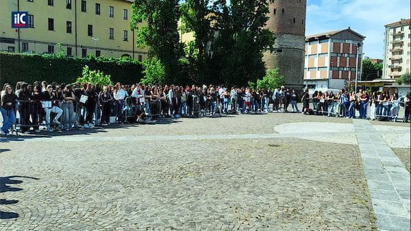 Flash mob a Lodi: Il valore delle parole in Piazza Matteotti