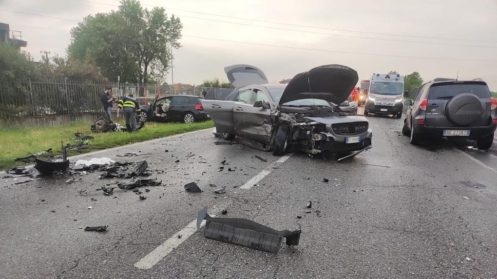 Frontale sulla 235 a Corte Palasio, atterrano due elisoccorsi. Sette feriti e strada bloccata